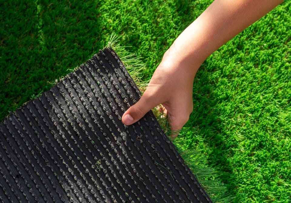Comment poser du gazon synthétique