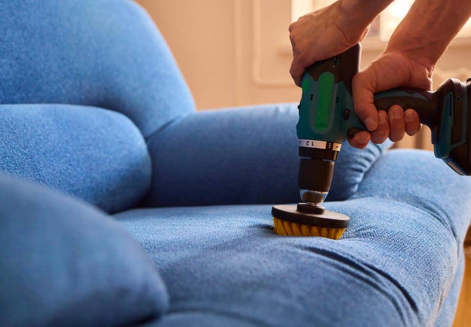 Comment nettoyer un fauteuil en tissu sale