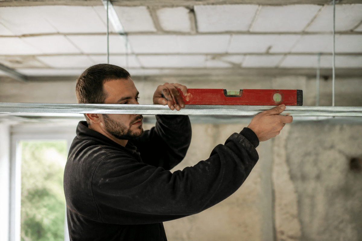 Ouvrier fixe profil metallique horizontal plafond niveau bulle