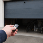 Porte garage automatisee actionnee par boitier batterie sans fil