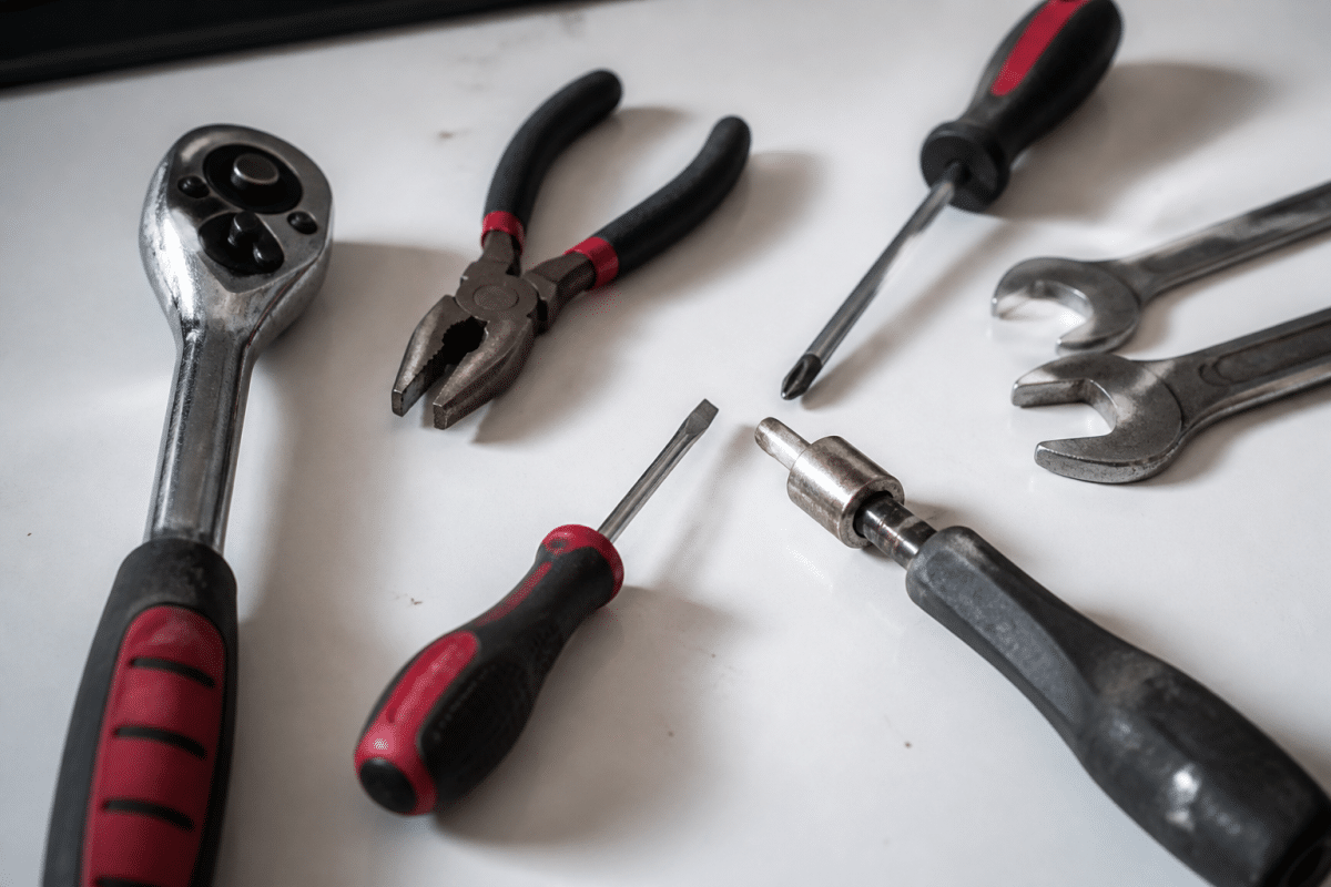Assortiment d'outils professionnels sur surface blanche