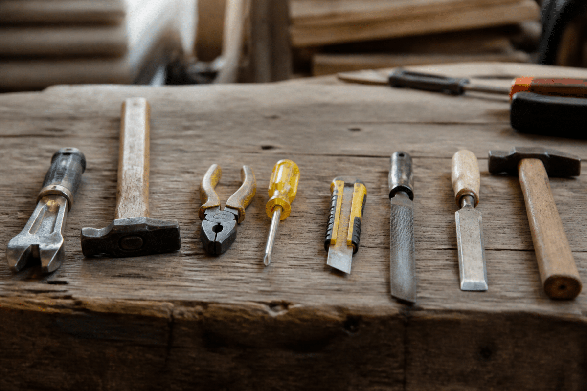 Outils de construction alignes sur surface bois