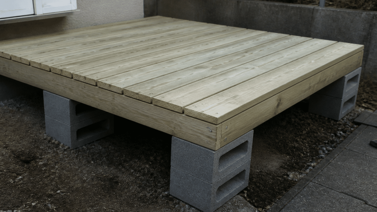 Plateforme en bois surclavee sur blocs de beton gris