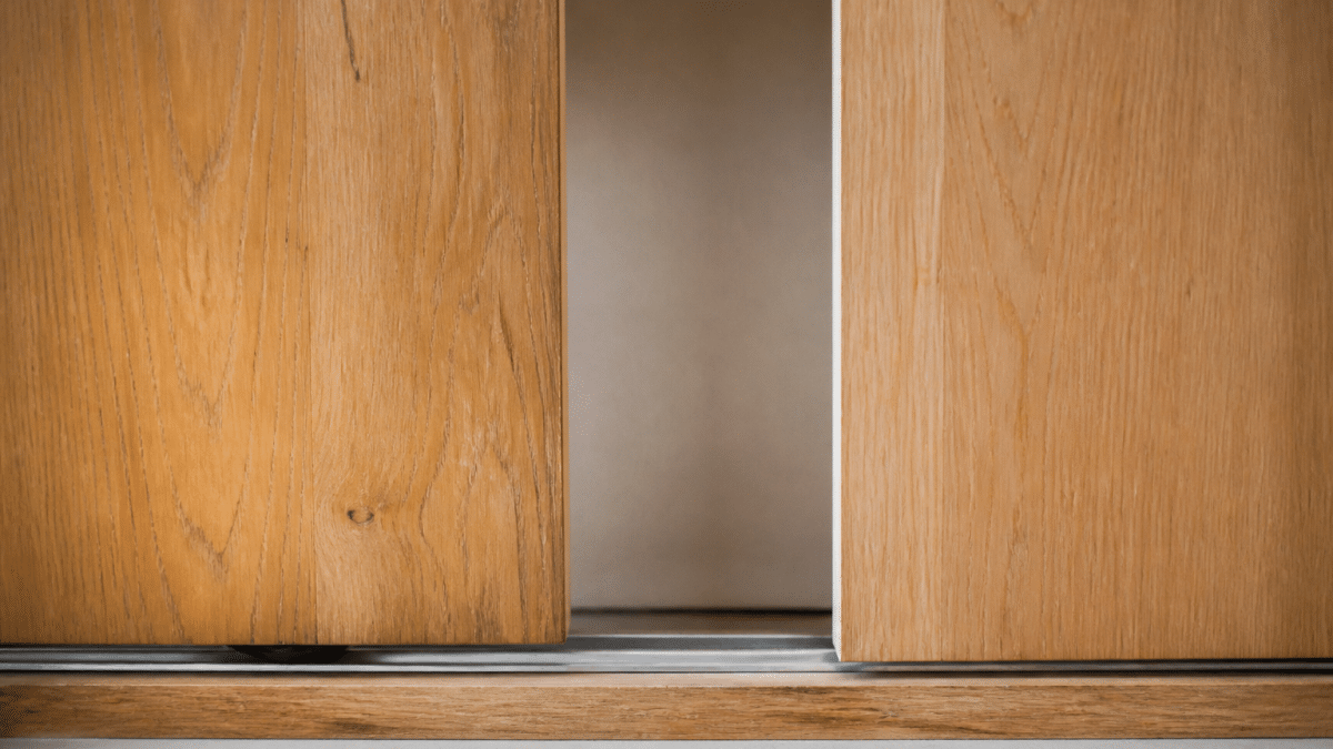 Deux panneaux de bois glissant horizontalement sur rails metalliques