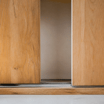 Deux panneaux de bois glissant horizontalement sur rails metalliques