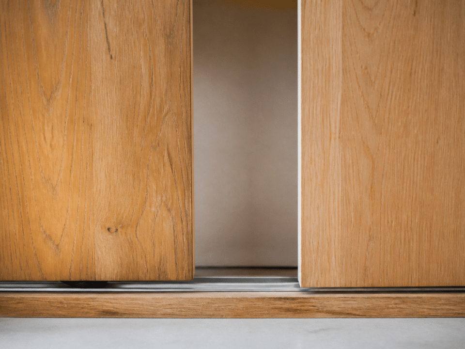 Deux panneaux de bois glissant horizontalement sur rails metalliques